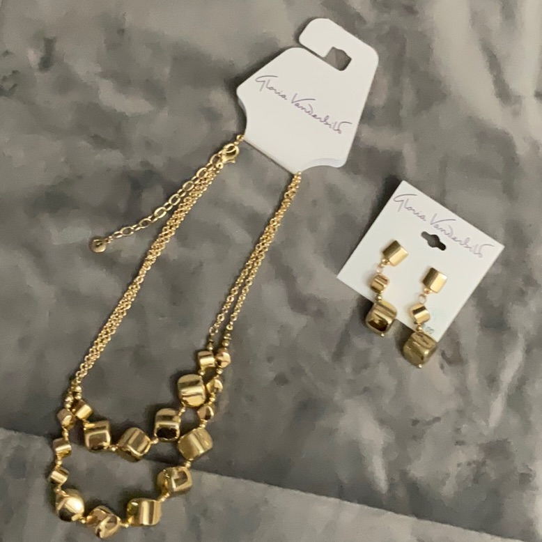 Gloria Vanderbilt Gold Tone Pierced Earrings And Matching Necklace 9$
